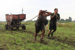 guys pulling a trailer for the mud run