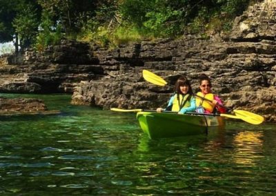 2 ladies kayaking